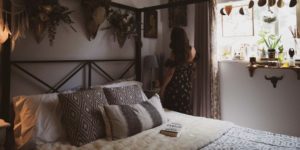 Decoración de cama de matrimonio con cojines